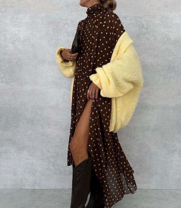 Vestido 'polka dots' marrón con cárdigan amarilla y botas 'cowboy'.