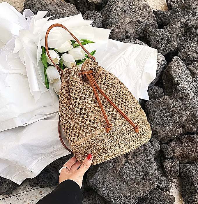 Bolso de rafia tipo cesta marrón.