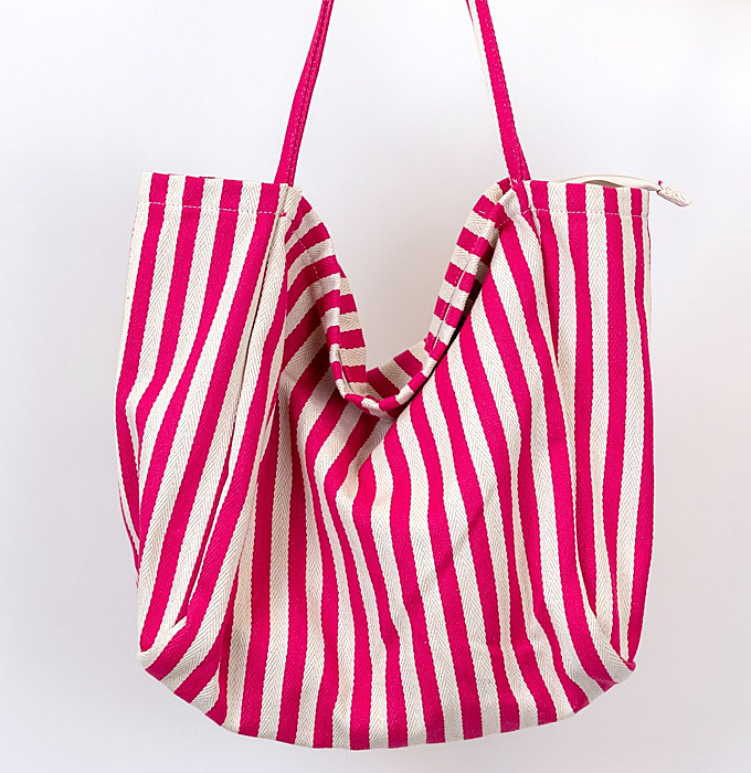 Bolsa de tela de rayas blanca y rosa.