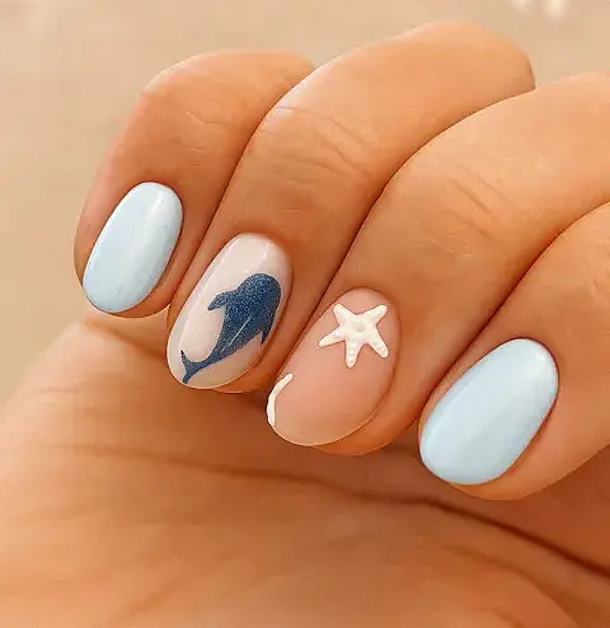 Manicura con motivos marinos.