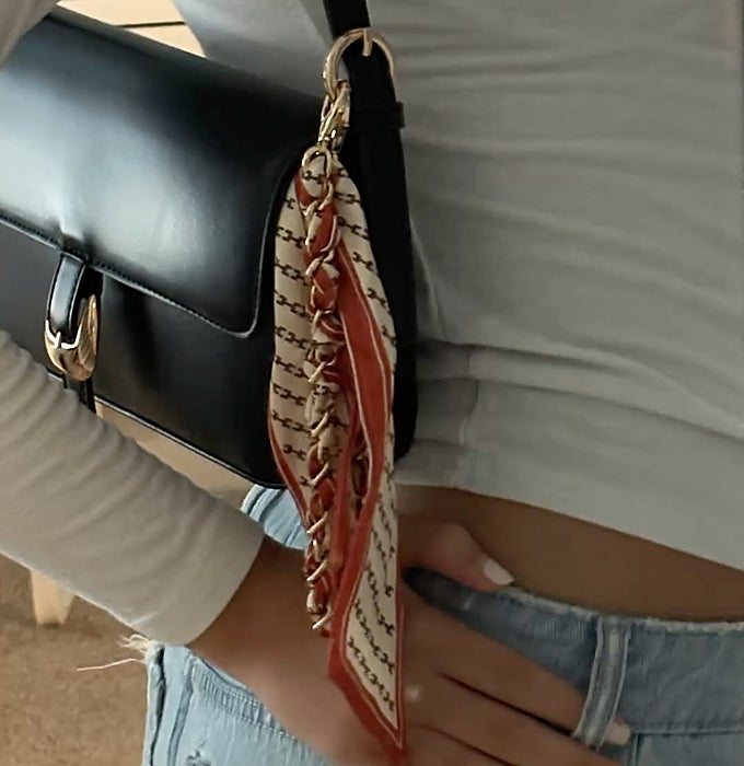 Bolso con un pañuelo a modo 'charm'.