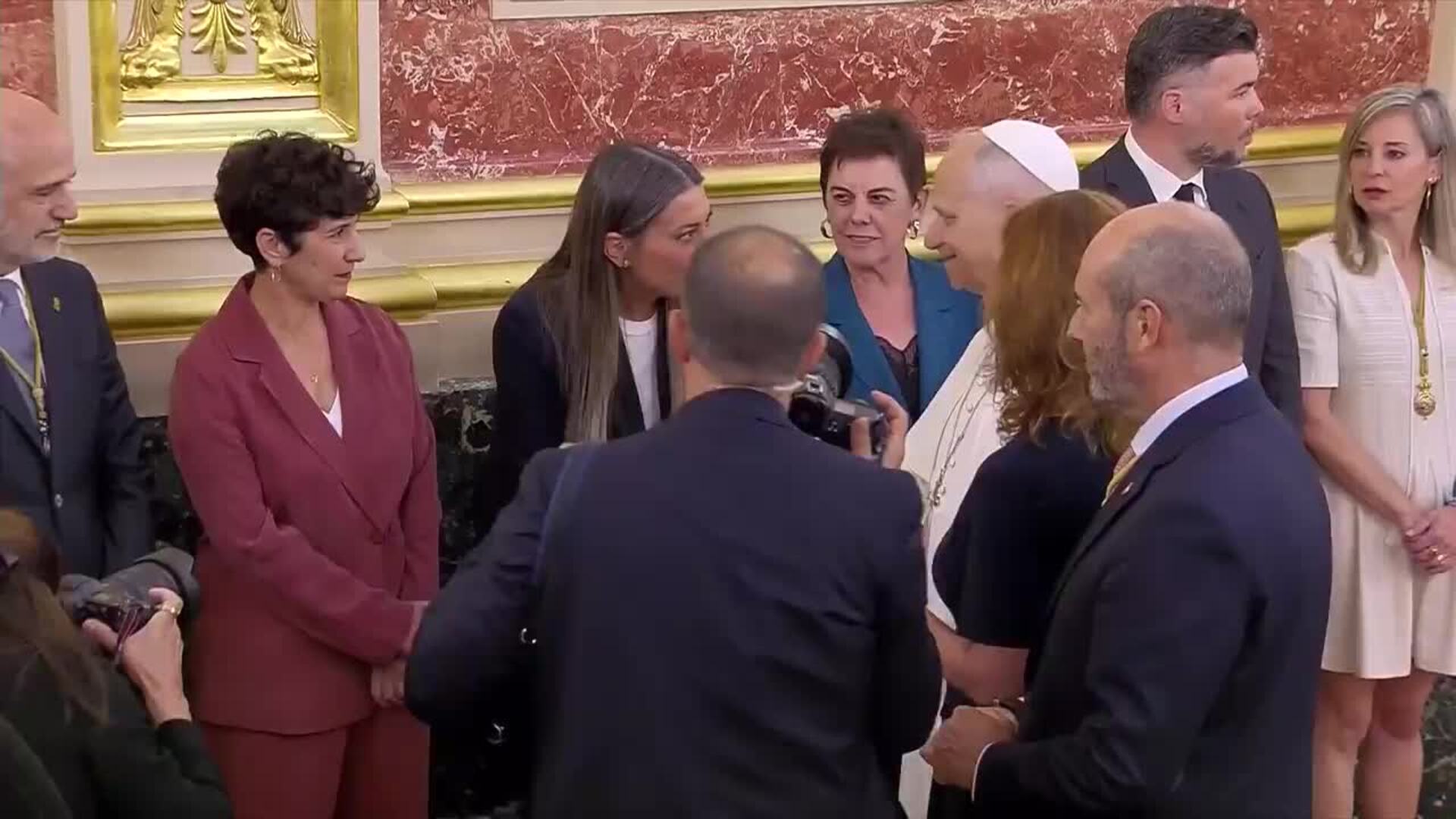 El Papa saluda a Feijóo, Abascal y portavoces parlamentarios durante su ...