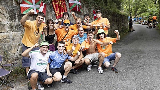 Decenas de aficionados se congregan en la subida a Murgil.