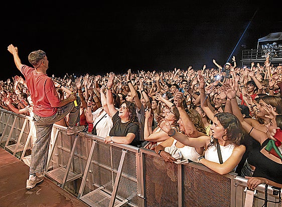 Gente bailando a medianoche: al apagar la luz