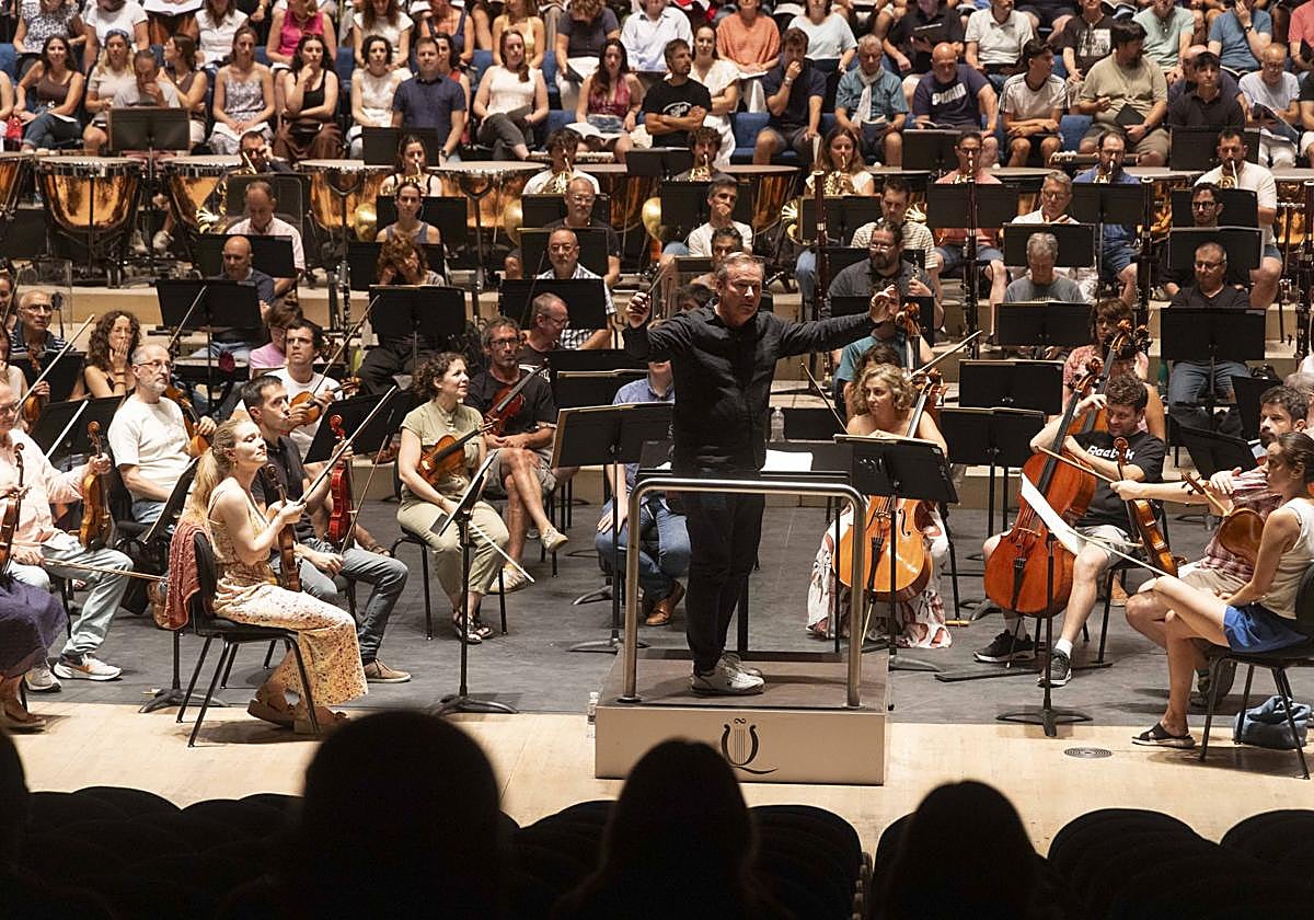 Erik Nielsen dirige el ensayo general de ayer antes del concierto esta tarde con la Euskadiko Orkestra, la Sinfónica de Bilbao, el Orfeón y el coro Easo.