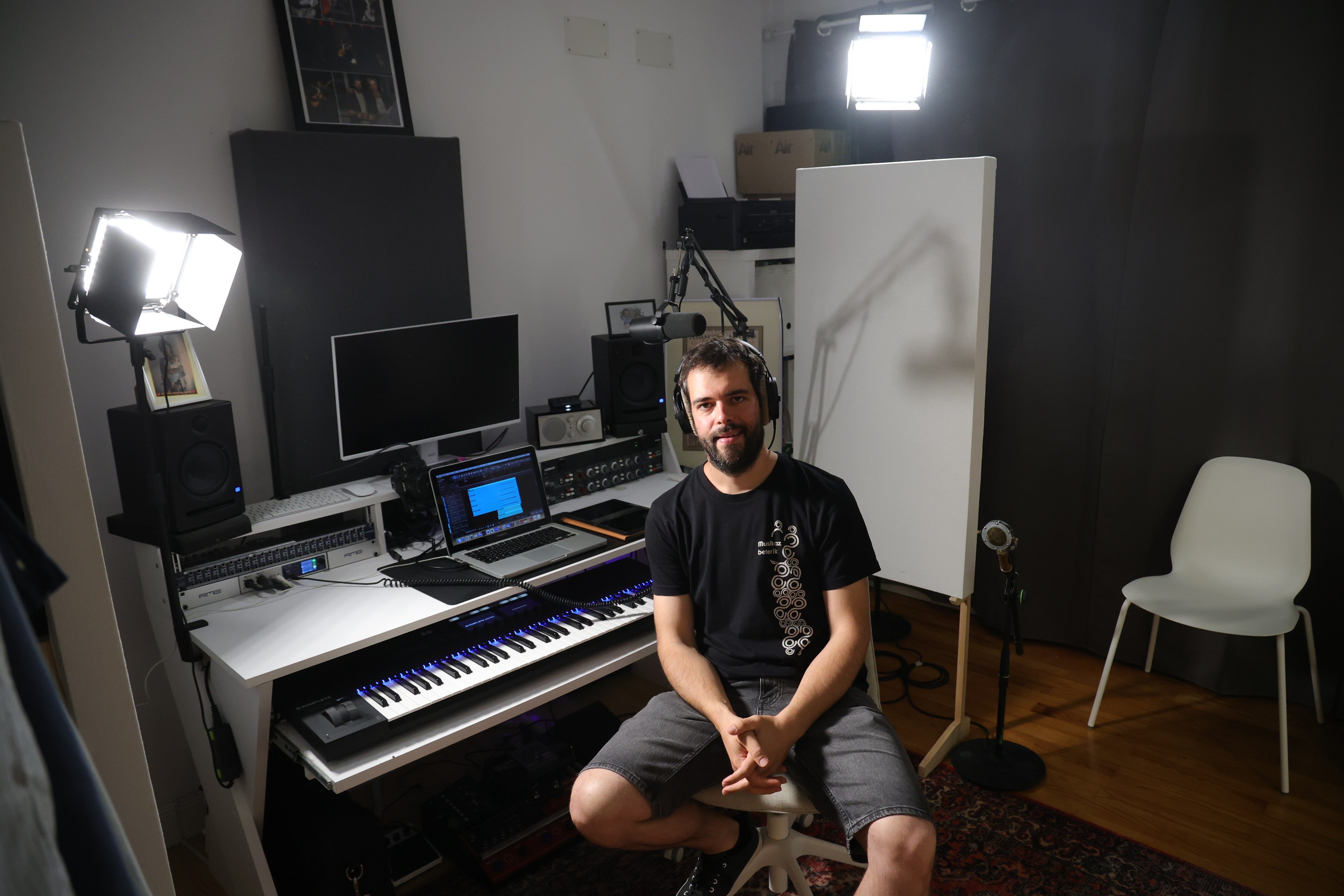 El músico tolosarra Ander Zubillaga muestra el pequeño estudio que instaló hace varios años en su casa.