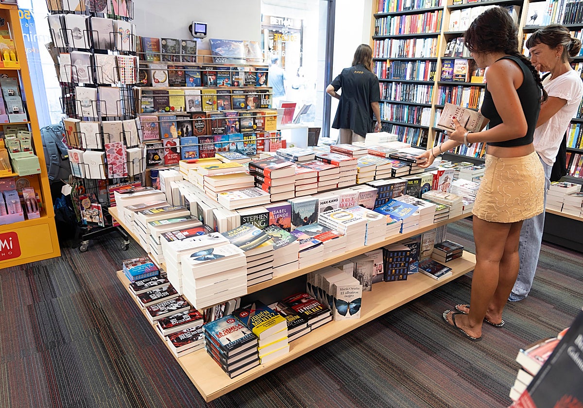 Imagen del interior de una librería de Donostia con algunas de las últimas novedades.
