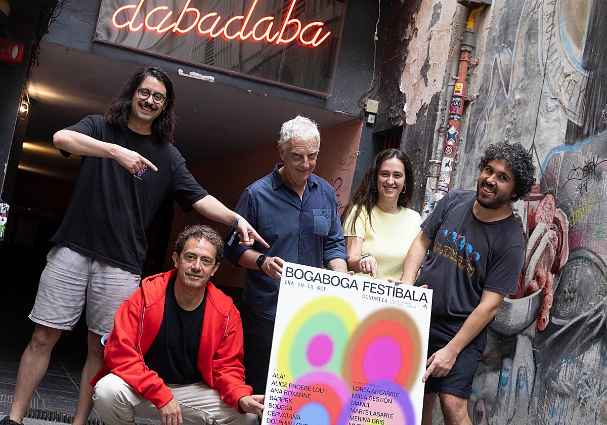 Organizadores de Dabadaba, Ginmúsica, patrocinadores y representantes de Donostia Kultura, esta mañana en la presentación del cartel.