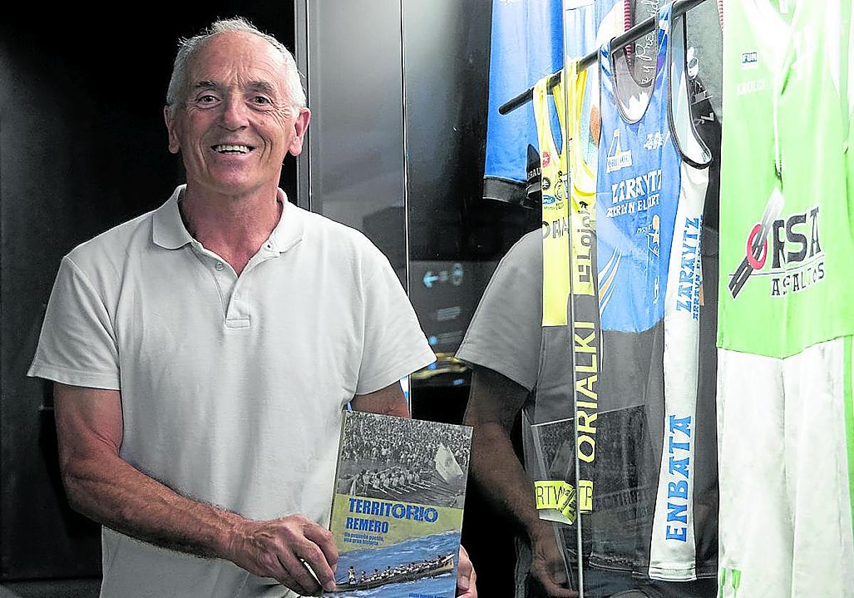 Iñaki Iturain, con su nuevo libro, 'Territorio remero'.