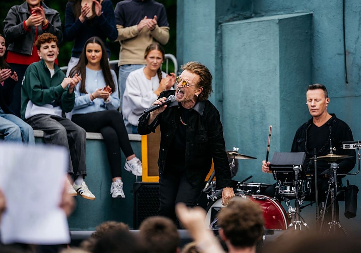 Bono y Larry Mullen, durante el concierto de U2 el pasado viernes en Dublín.