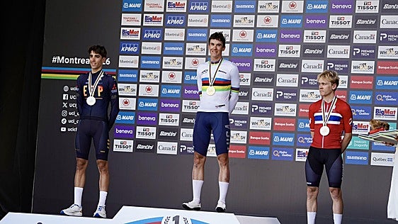 Héctor Álvarez, en el segundo escalón, junto a Barry (1º) y Stiansen (3º).