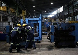 Dos trabajadores de una fábrica de una empresa siderúrgica vasca
