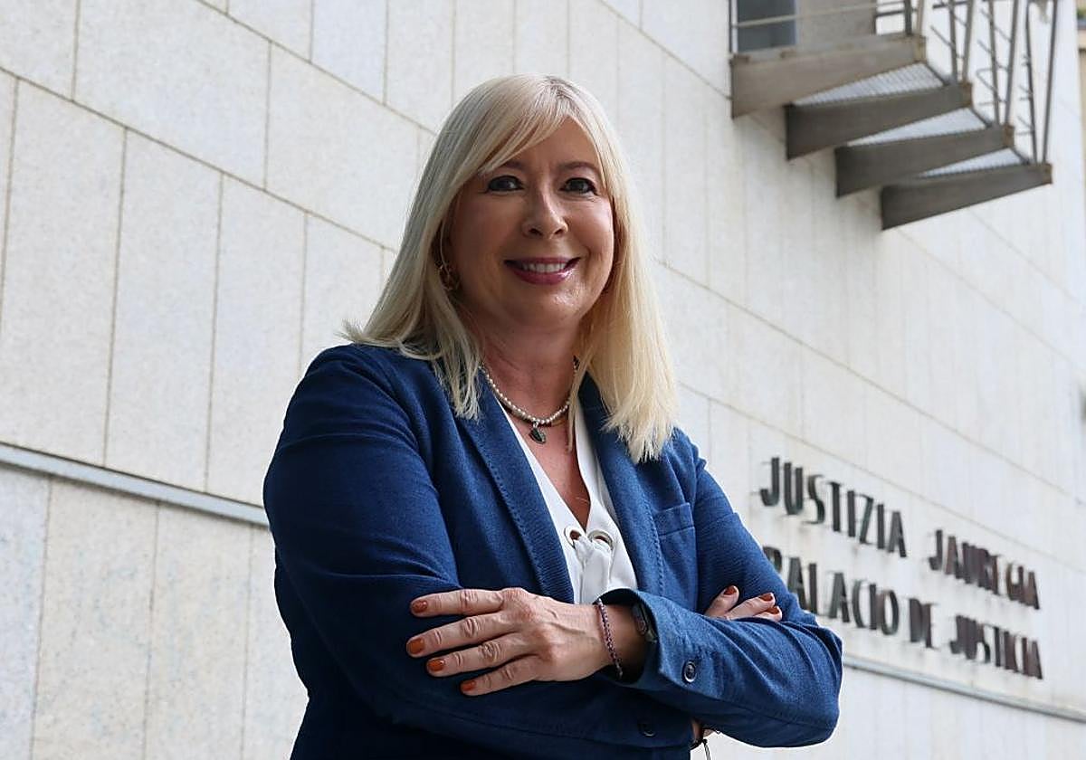 Eva Cerón posa en el exterior en el Palacio de Justicia de San Sebastián.