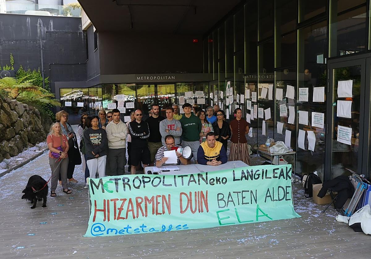 La plantilla del Metropolitan de Donostia denuncia el despido de tres trabajadores tras seis meses de huelga