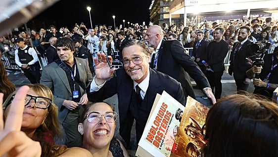 Brad Pitt se salta el protocolo en San Sebastián y se da un baño de masas: «Ha sido muy majo, es surrealista verlo aquí»
