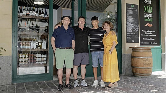 Anchoas de Hondarribia de bandera: «Para que quede jugosa no hay que ahogarla en aceite de oliva»