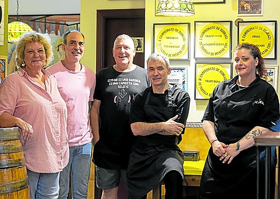 La Taberna de Egia, un bar legendario del barrio donostiarra donde hacen unas tortillas de patata de campeonato