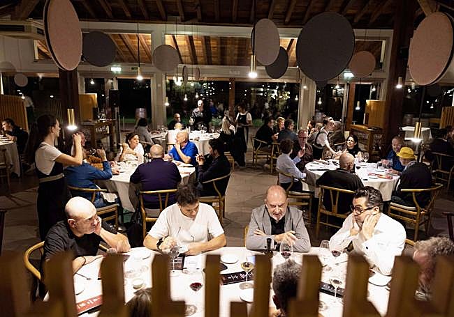 Vista general del comedor durante la cena.