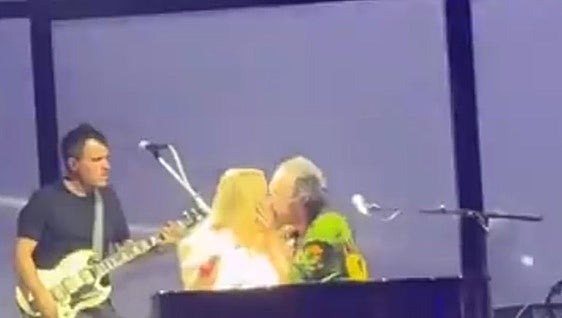 El beso espontáneo de Xabi San Martín a Amaia Montero en el concierto de La Oreja de Van Gogh en Córdoba