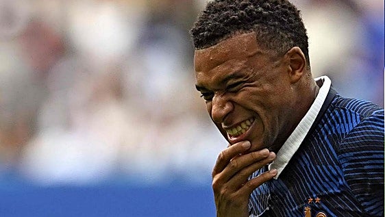 Kylian Mbappé, Ester Expósito y la foto que se coló en redes sociales por un presunto error