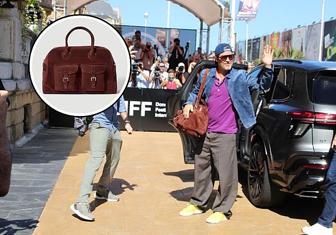 Brad Pitt portaba en su llegada el Festival de Cine de San Sebastián un bolso de la marca Brunello Cucinelli, valorado en 4.250 euros.