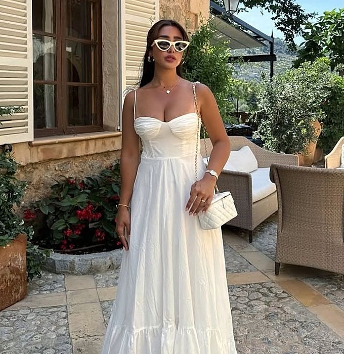 Vestido midi blanco vaporoso.