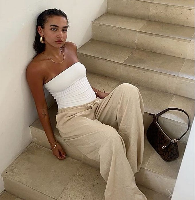 'Top' blanco estilo 'bandeau'' y pantalón de lino beige.