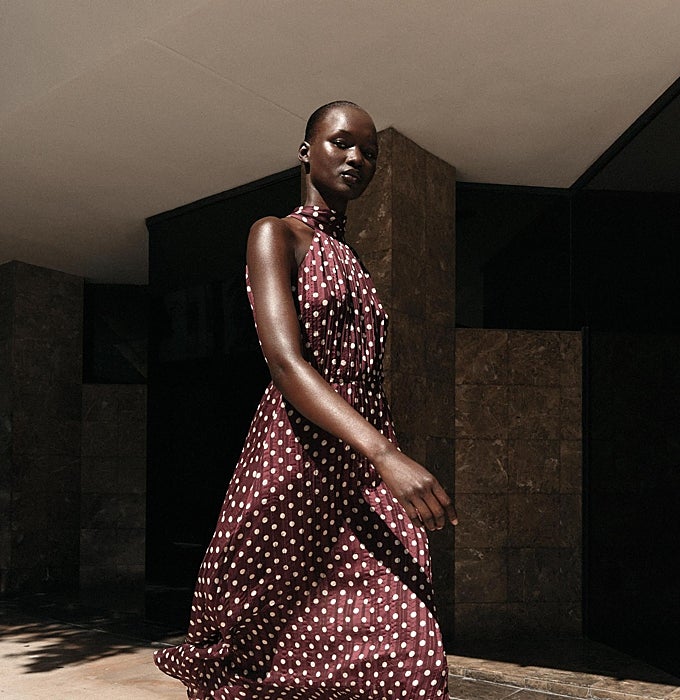 Vestido midi con estampado de lunares.