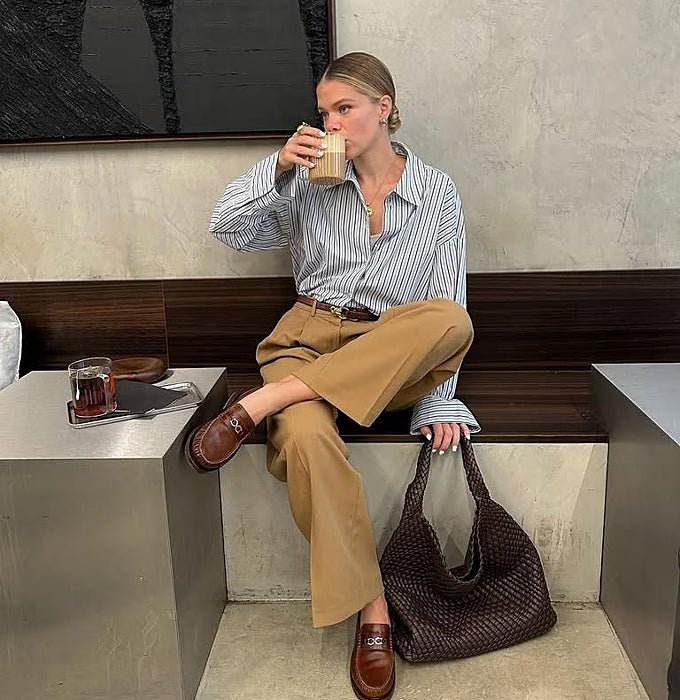 Camisa de rayas, pantalones de traje beige y mocasines marrones.