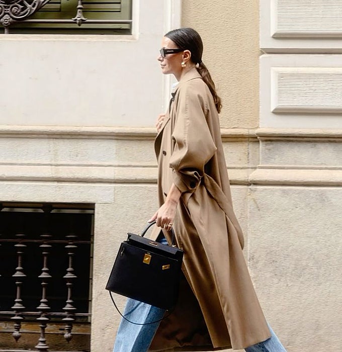 Gabardina color camel.