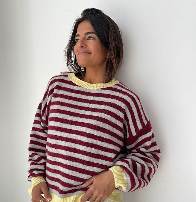 Jersey de rayas granate, gris y amarillo mantequilla.