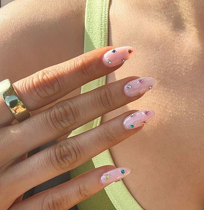 Uñas con gemas.