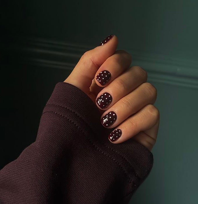 Uñas 'polka dots' en tono marrón.