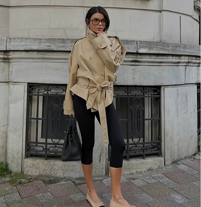 Gabardina estilo 'cropped', pantalones capri, bolso, gafas y bailarinas.
