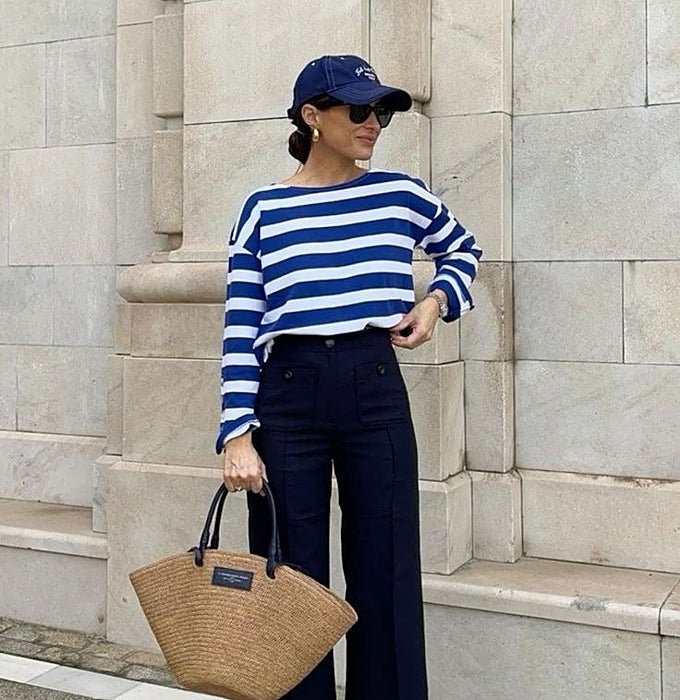 La marinera de toda la vida, en azul marino y blanco, con pantalón ancho, gorra y bolso.
