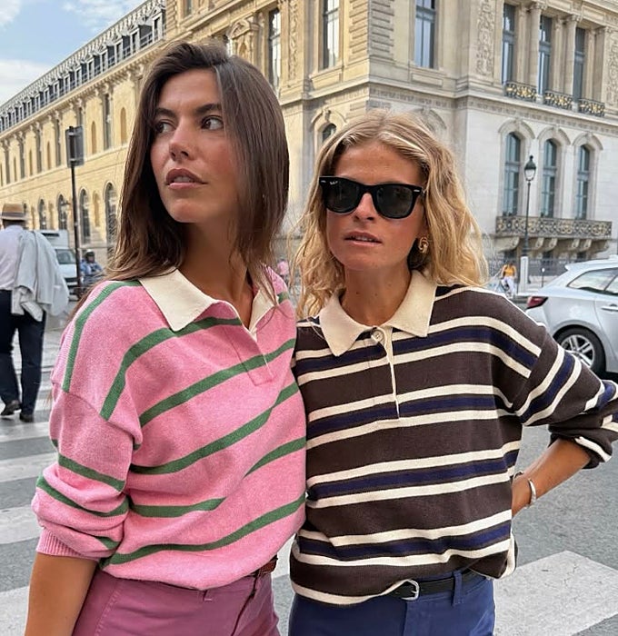 Dos versiones del jersey de cuello polo: en rosa con rayas verdes y en marrón con rayas azul marino y crudo.