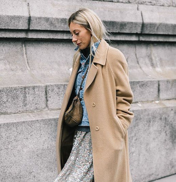 Chaquetta vaquera, gabardina en tono camel y falda de lentejuelas.