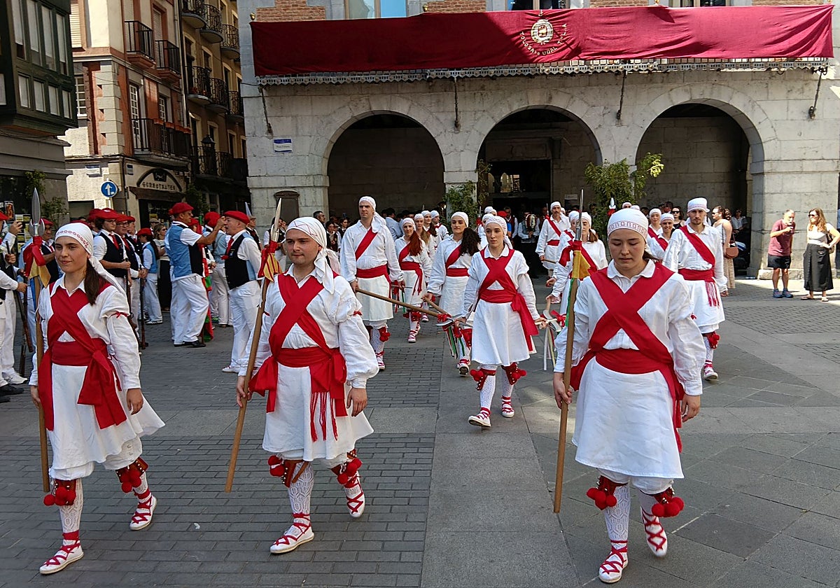 Miren Nazabal, en la segunda fila en el centro, capitaneando a los bordondantzaris en el desfile vespertino hacia Santa María.