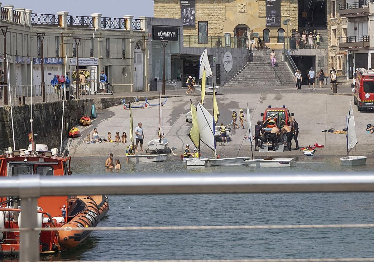 Una cervecería donostiarra paga la primera multa por nadar en el Muelle: «Le regalamos la cerveza de un año»