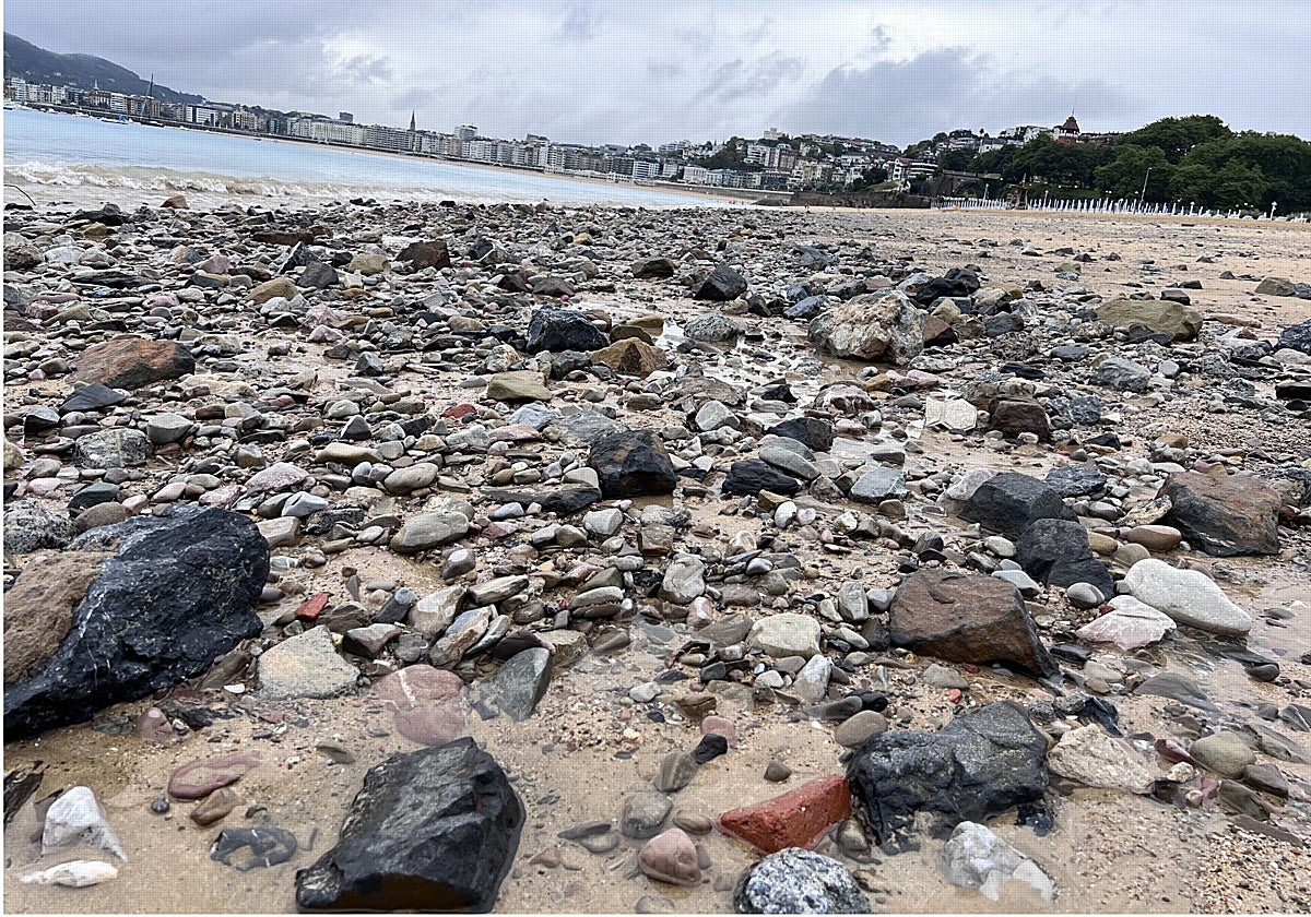 Afloran en la playa de Ondarreta las piedras de cada verano y restos del paseo que el mar arrancó