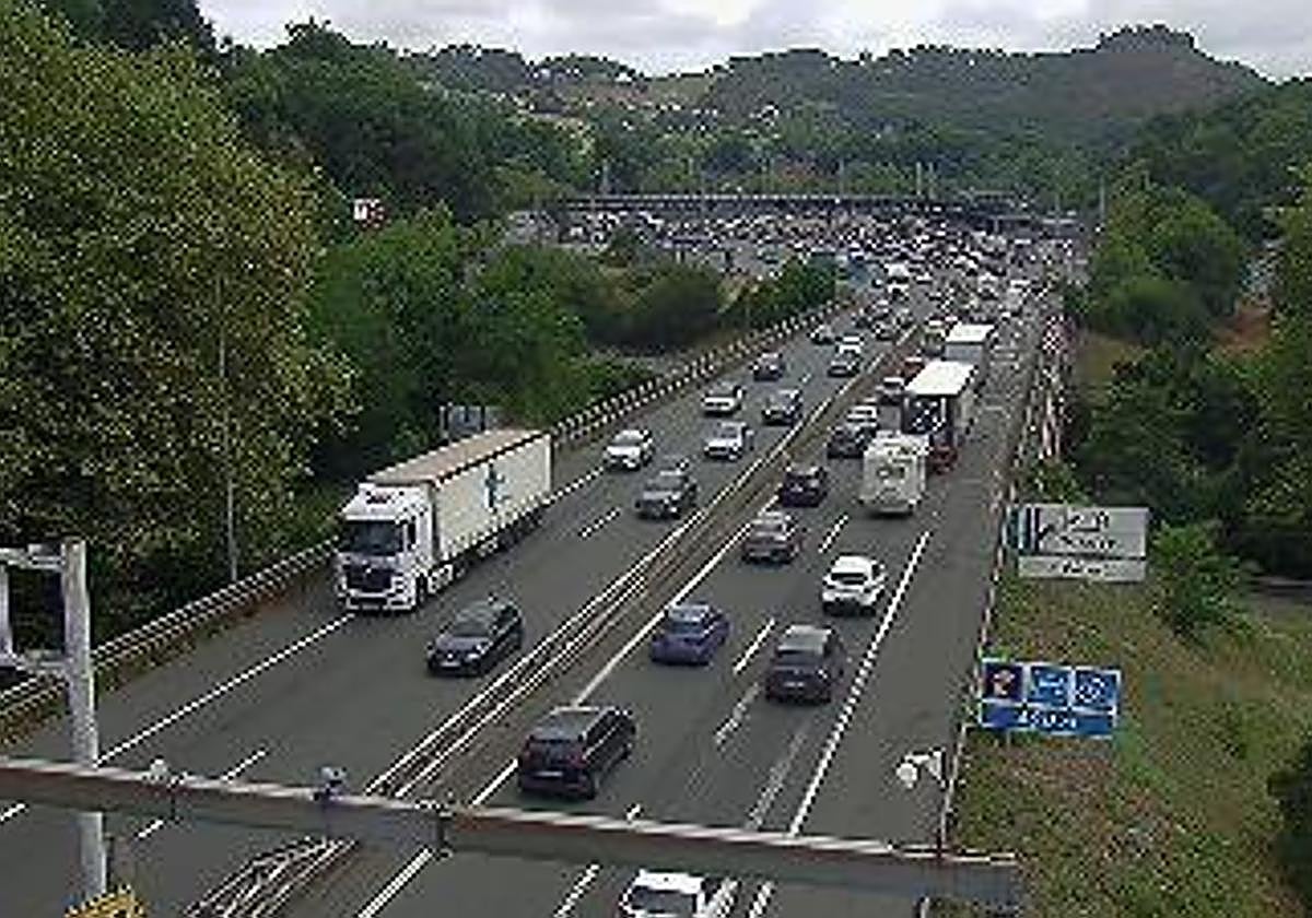 Operación Salida: el peaje de Irun comienza a notar la afluencia de tráfico en sentido Bilbao