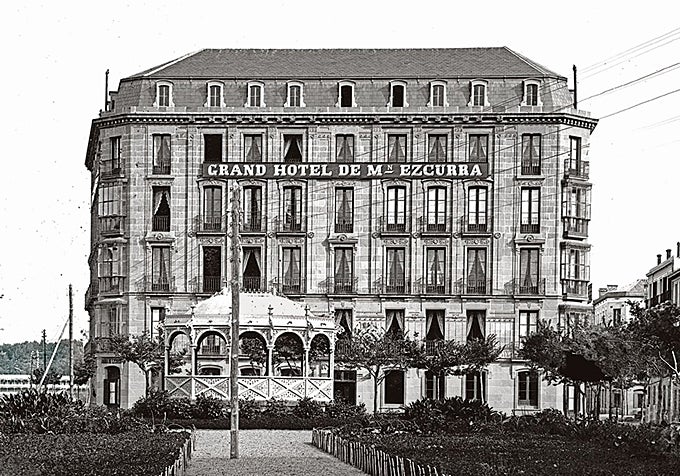 Grand Hotel Ezcurra, de 1870. En calle Camino 1. Cerró en 1936. Derribado en 1941, fue sustituido por el actual edificio Pakea.