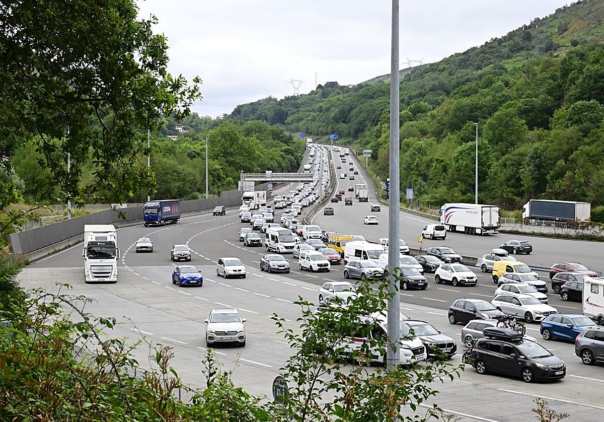 La AP-8 recupera la normalidad tras registrar retenciones de 8 kilómetros en Irun sentido Bilbao