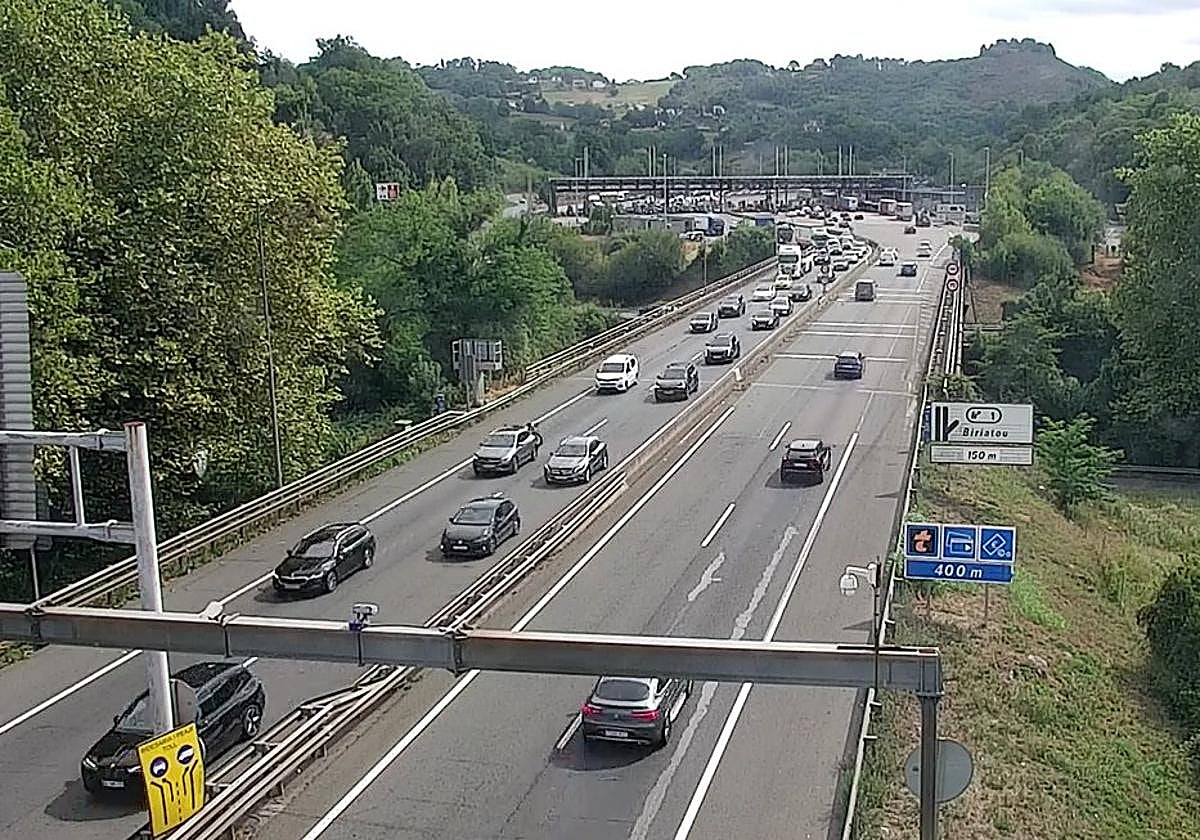 La AP-8 recupera la normalidad tras registrar hasta 8 kilómetros de retenciones en Irun sentido Bilbao