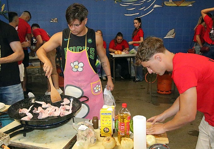 Paella prestatzen Berdura Plazan.