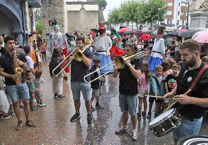 Txarangak musika jarri eta Erraldoi Txikiak dantzara.
