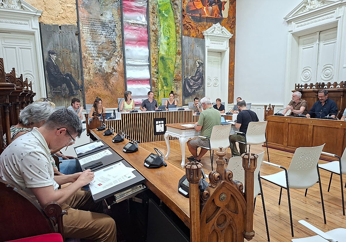 El Pleno rechaza las amenazas a la Ertzaintza pero pide una revisión del modelo policial