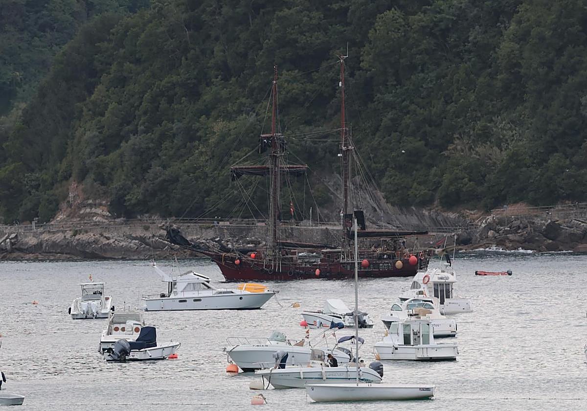 El barco Targaryen, del universo de 'Juego de Tronos', ya navega por la bahía de La Concha | El Diario Vasco