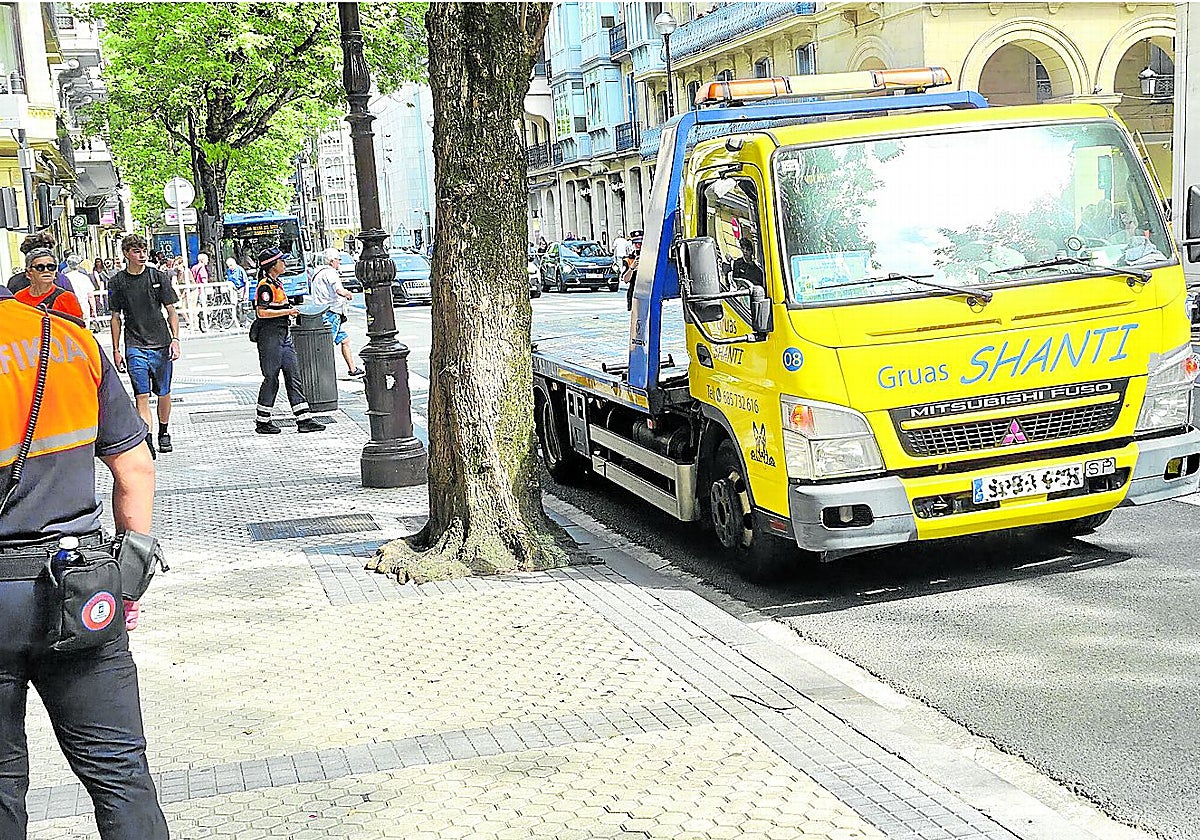Una grúa para llevarse una grúa en el centro de San Sebastián