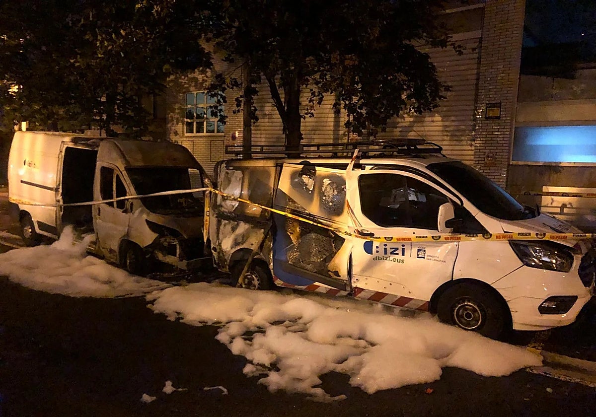 Sirimiri: Arden dos furgonetas de Dbizi en Amara